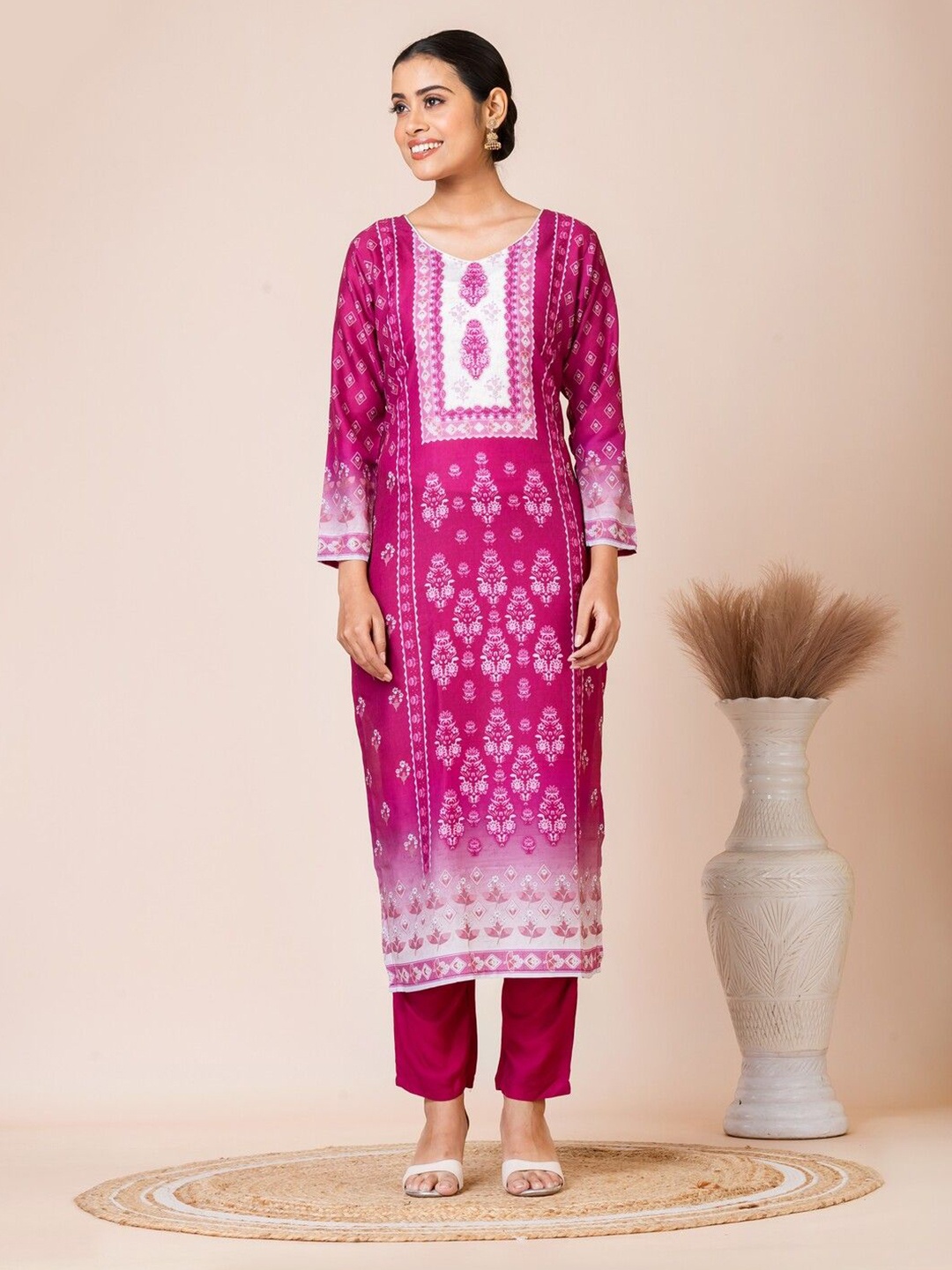 

SARSO Ethnic Motifs Printed V-Neck Straight Kurta, Magenta