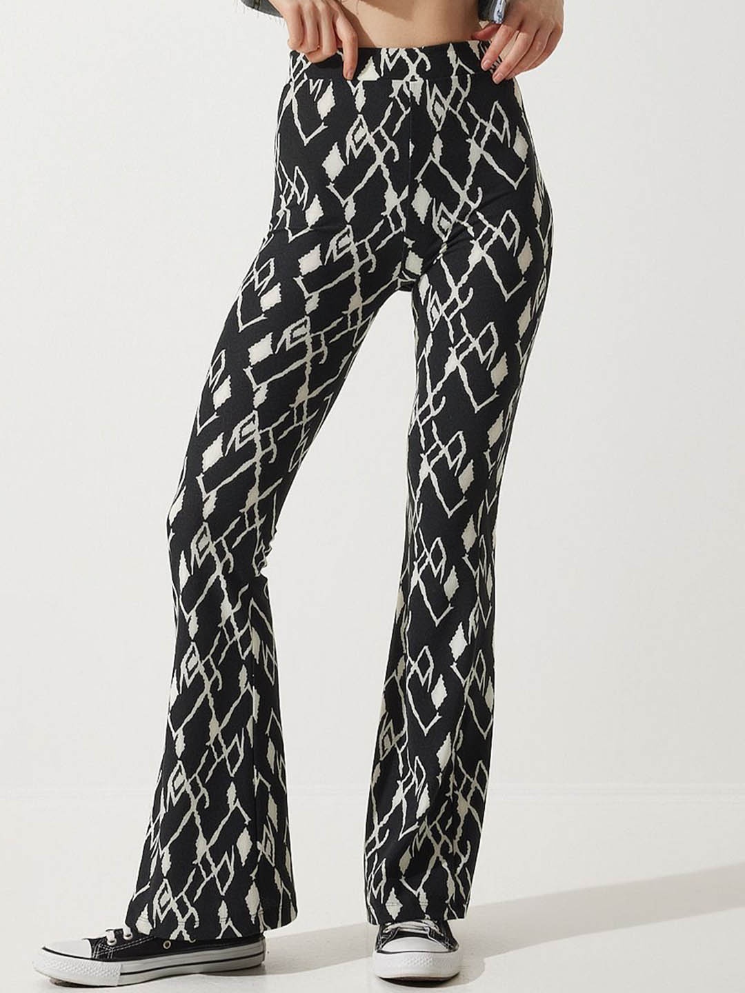 

Happiness istanbul Women Printed High-Rise Trousers, Black