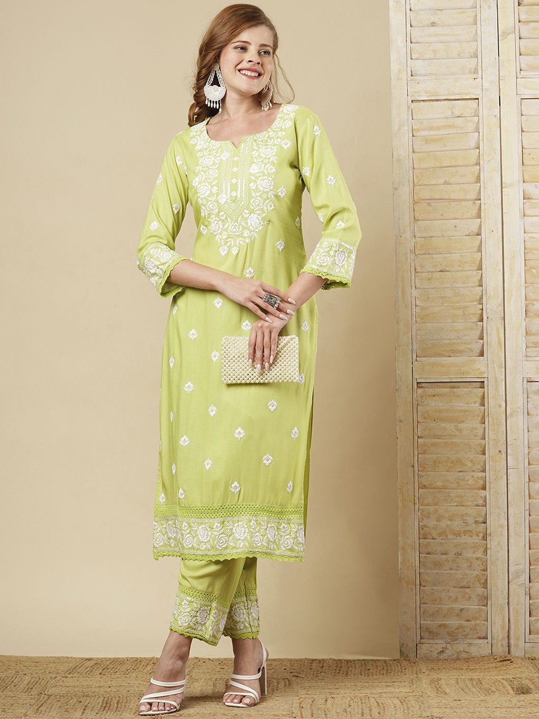 

FASHOR Floral Embroidered Regular Chikankari Kurta With Trousers, Green