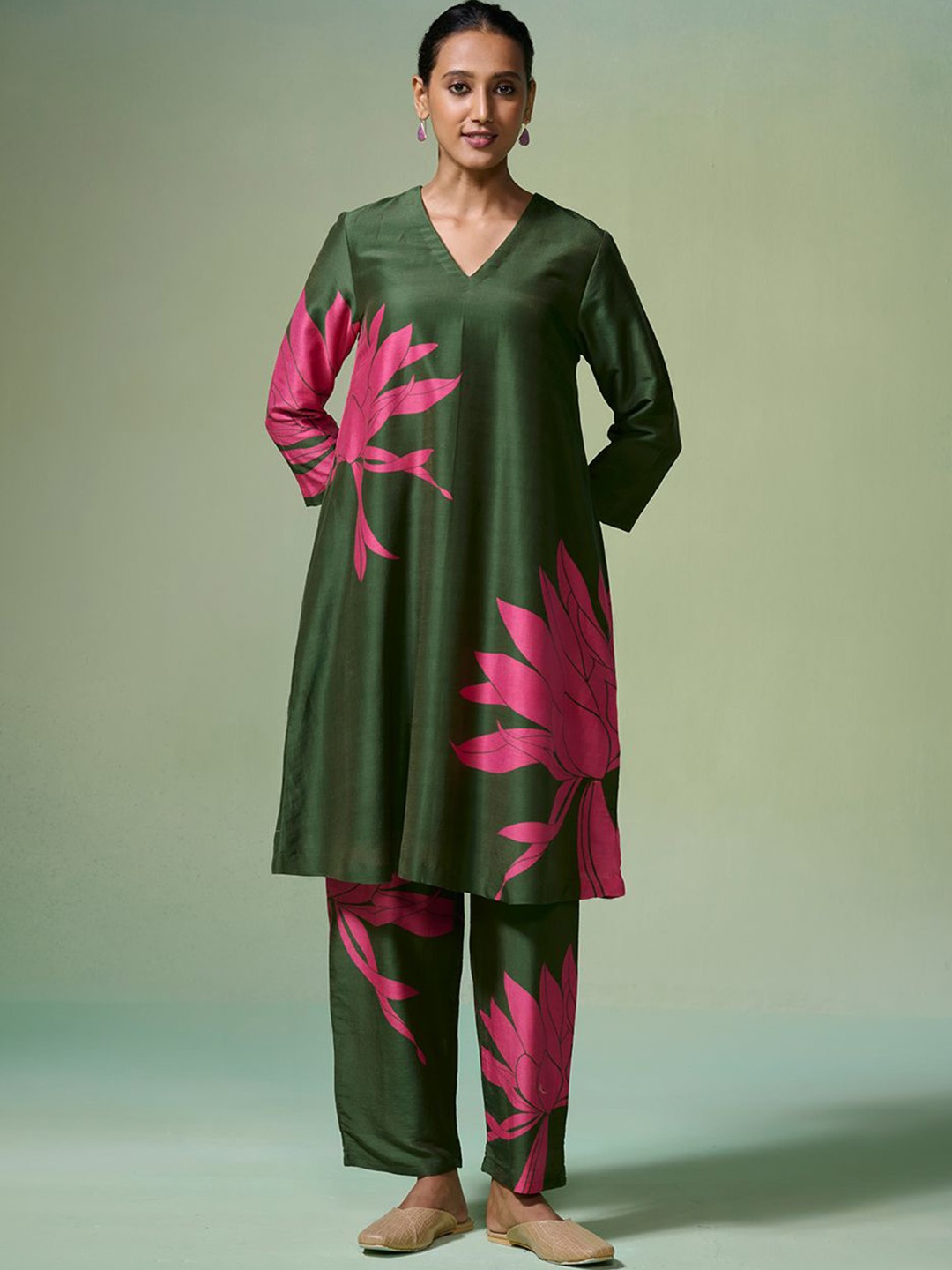 

Dressfolk Floral Printed V-Neck Kurta With Trousers, Green