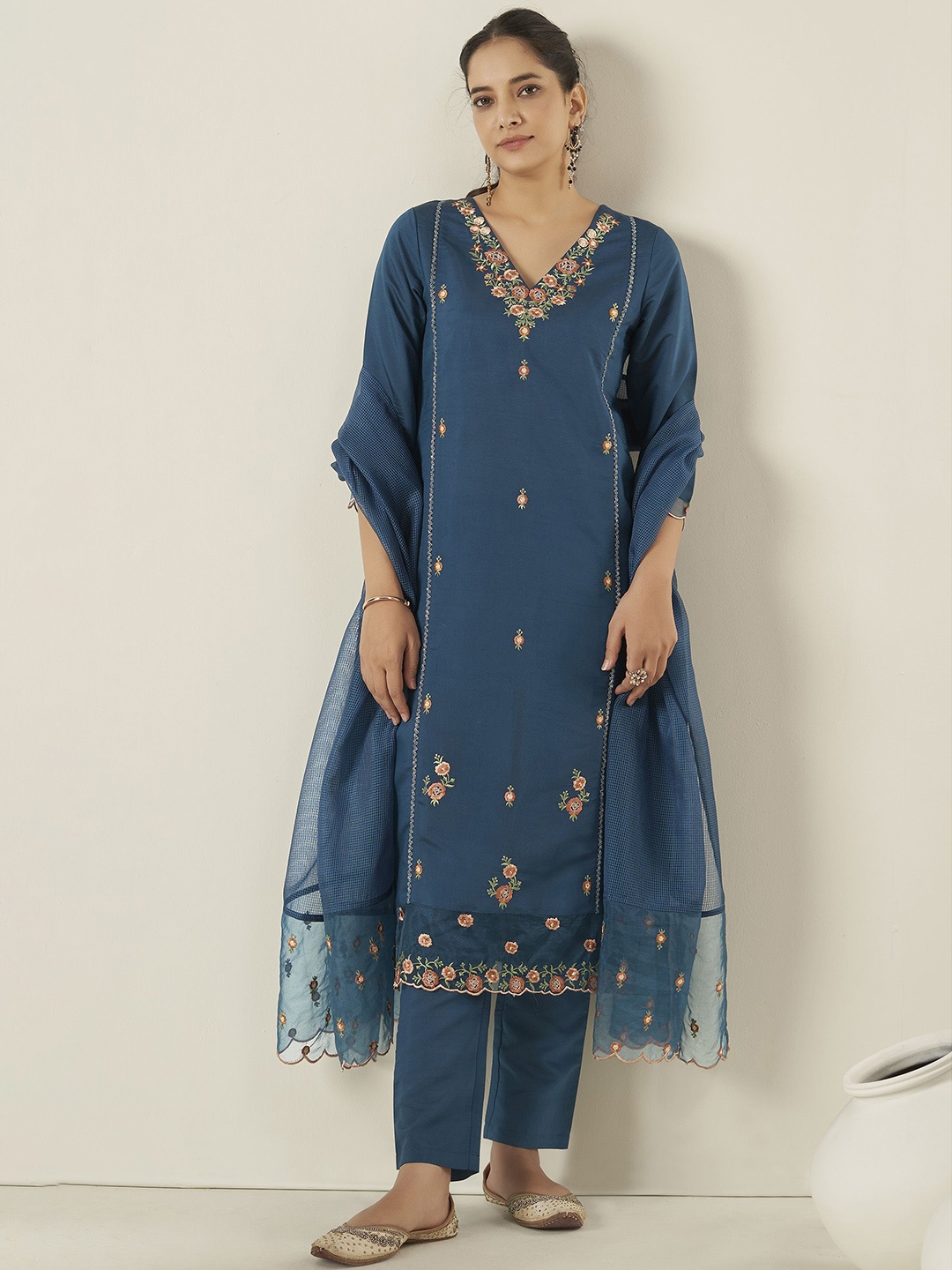 

Anouk Floral Embroidered Regular Thread Work Kurta with Trousers & Dupatta, Teal