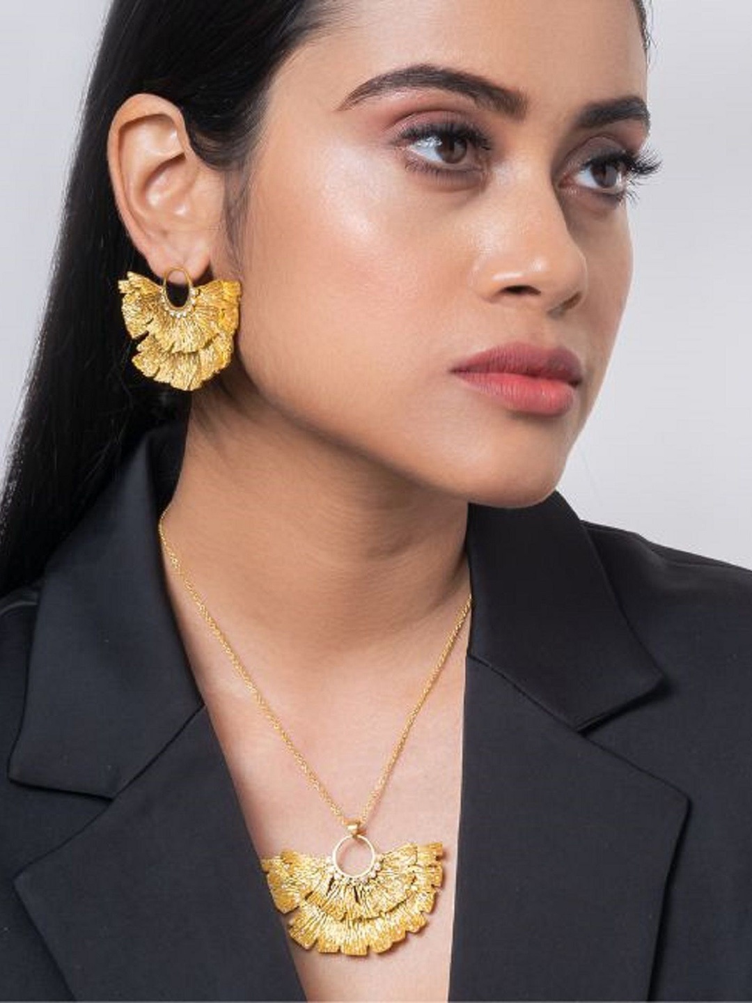 

PUTSTYLE Ginkgo Gold-Plated Crystals Studded Leaf Shaped Studs