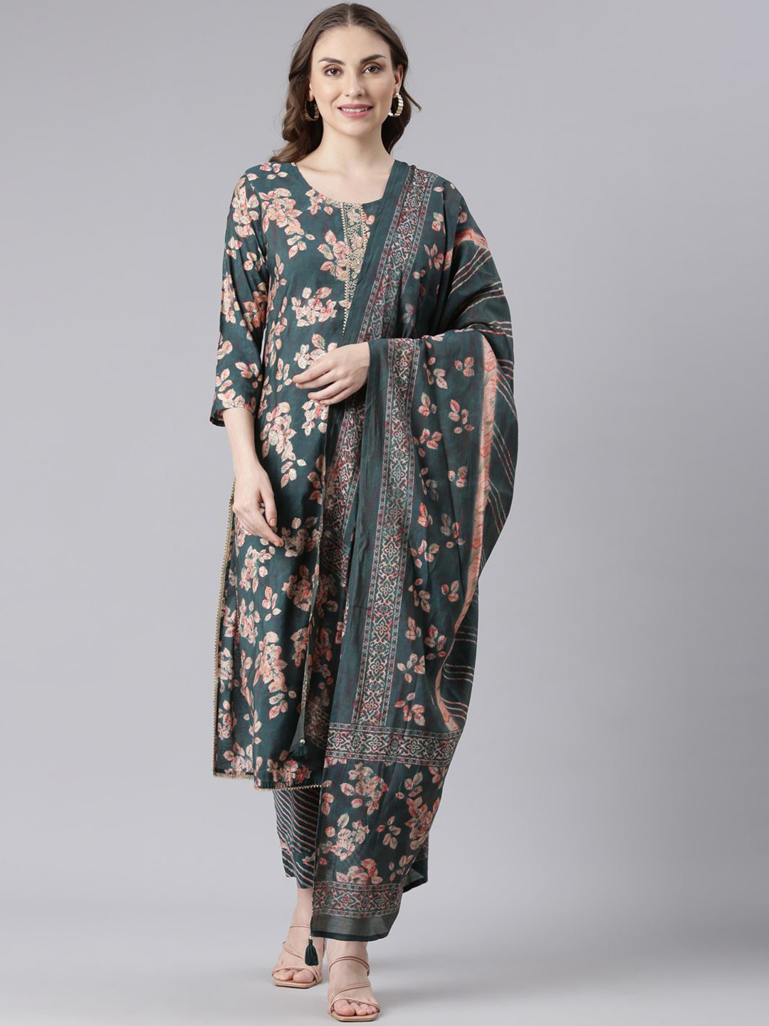 

Neerus Floral Printed Panelled Straight Kurta with Trousers & With Dupatta, Green