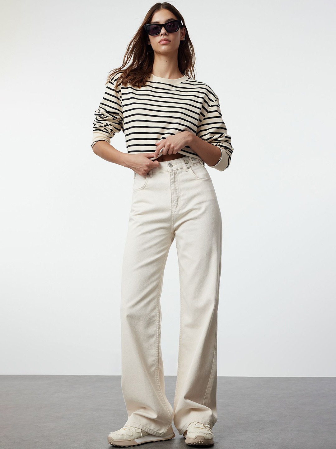 

Trendyol Women Solid Regular Mid-Rise Trousers, White