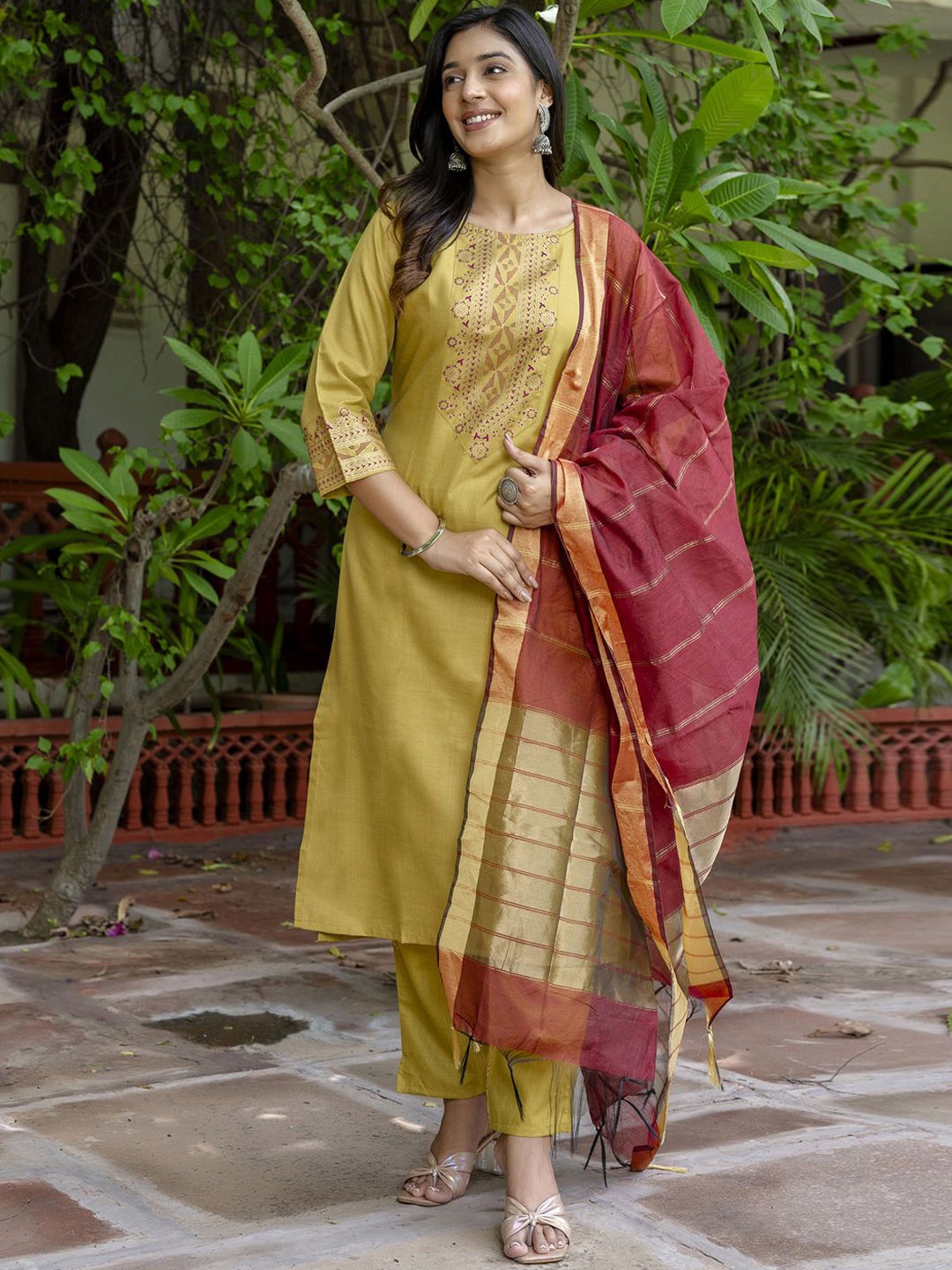 

VredeVogel Floral Yoke Design Straight Kurta With Trousers & Dupatta, Green