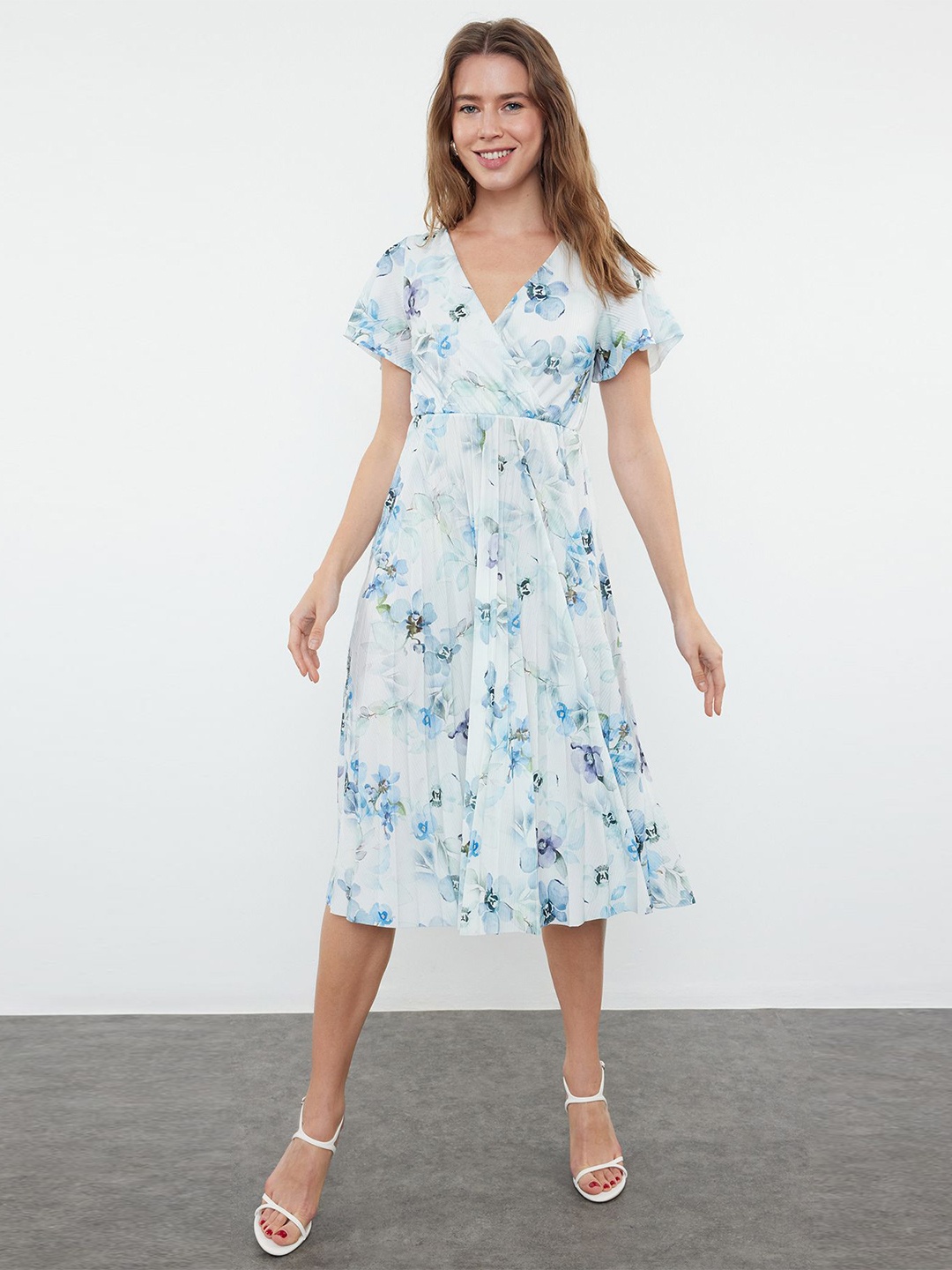 

Trendyol Women Floral Printed Flared Sleeve Fit & Flare Midi Dress, Na