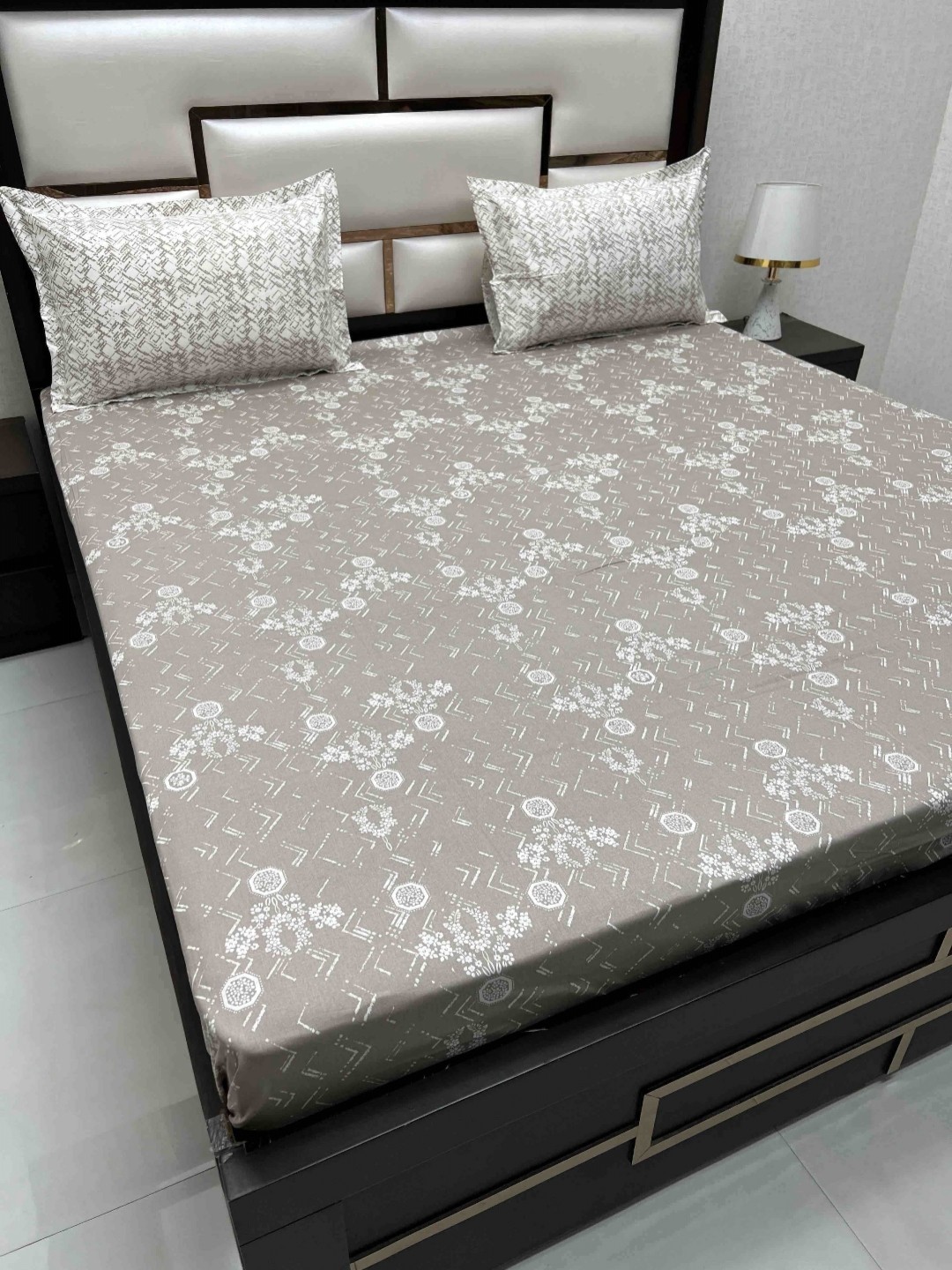 

Pure Decor Lifestyle White Printed 350 TC Cottton King Bedsheet with 2 Pillow Covers, Brown