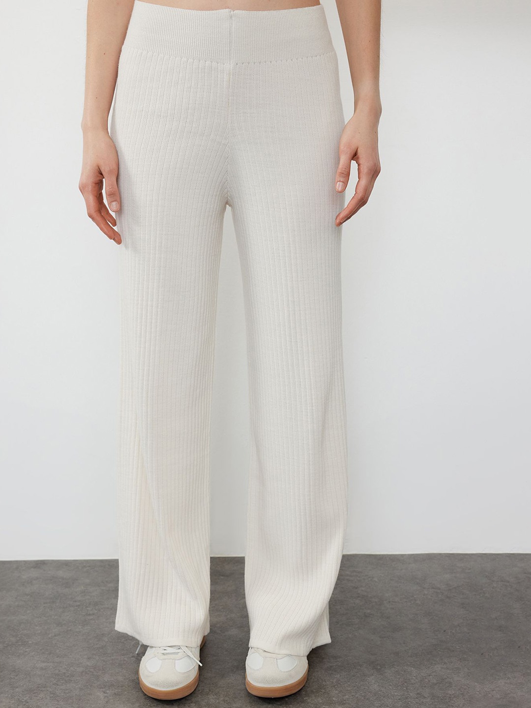 

Trendyol Round Neck Acrylic Top & Trousers, Beige