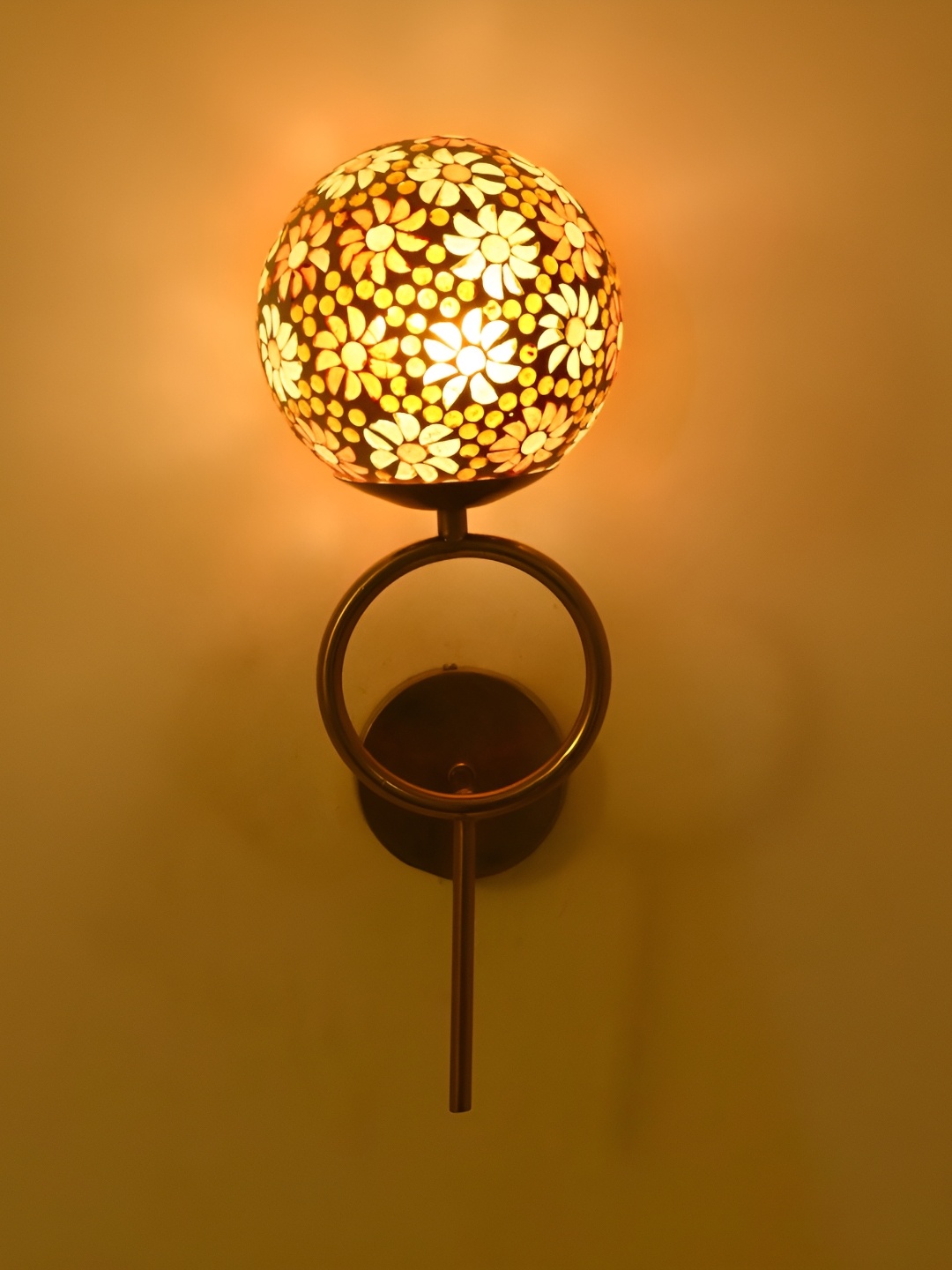 

Afast Green & White Glass Traditional Spherical Shaped Wall Lamp