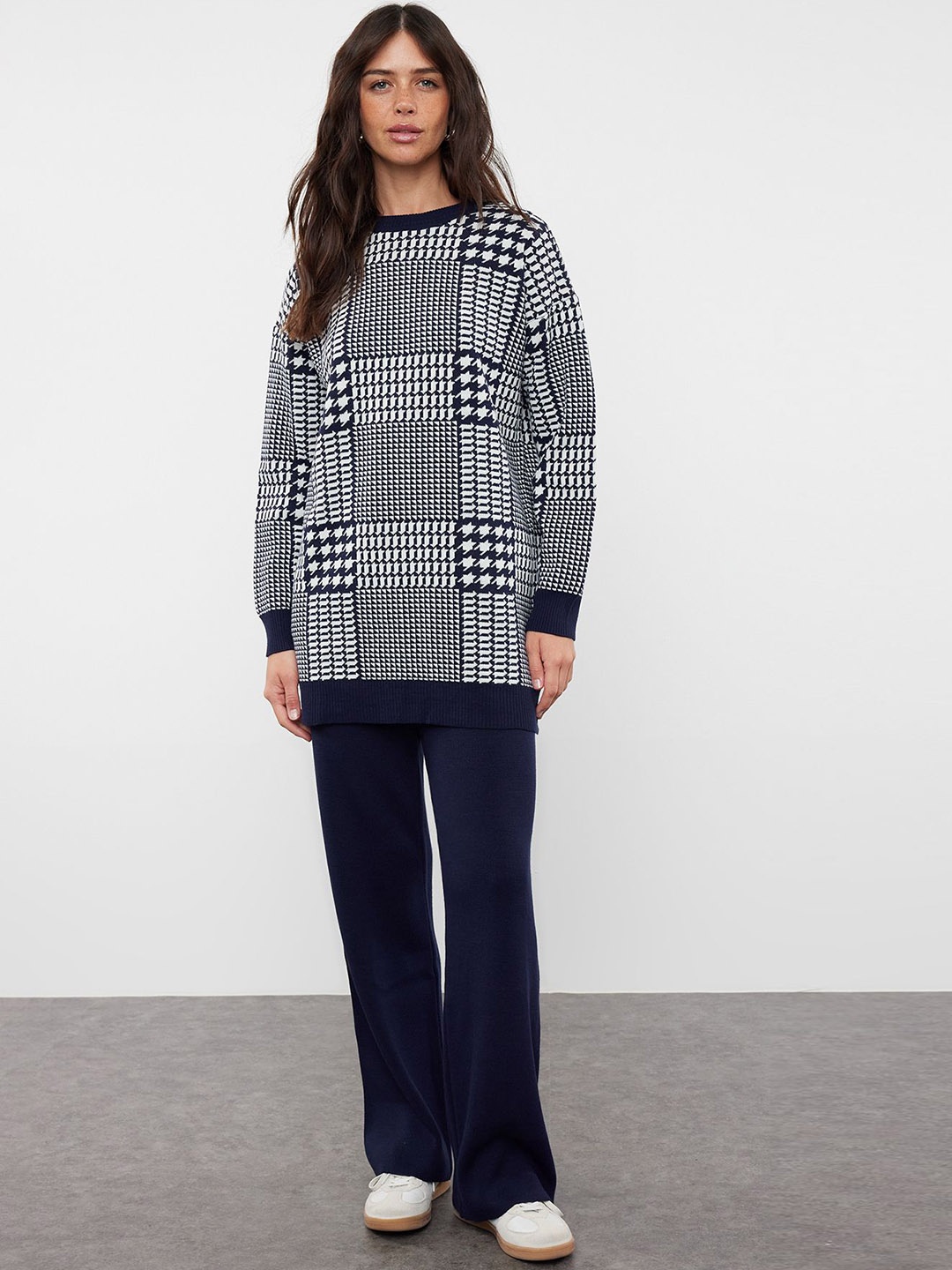 

Trendyol Printed Acrylic Sweatshirt & Trousers, Navy blue