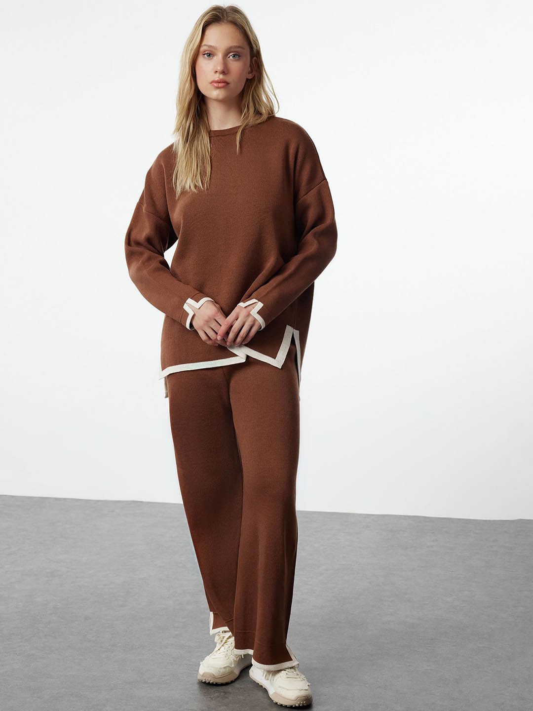 

Trendyol Crew Neck Acrylic T-shirt With Trousers, Camel brown