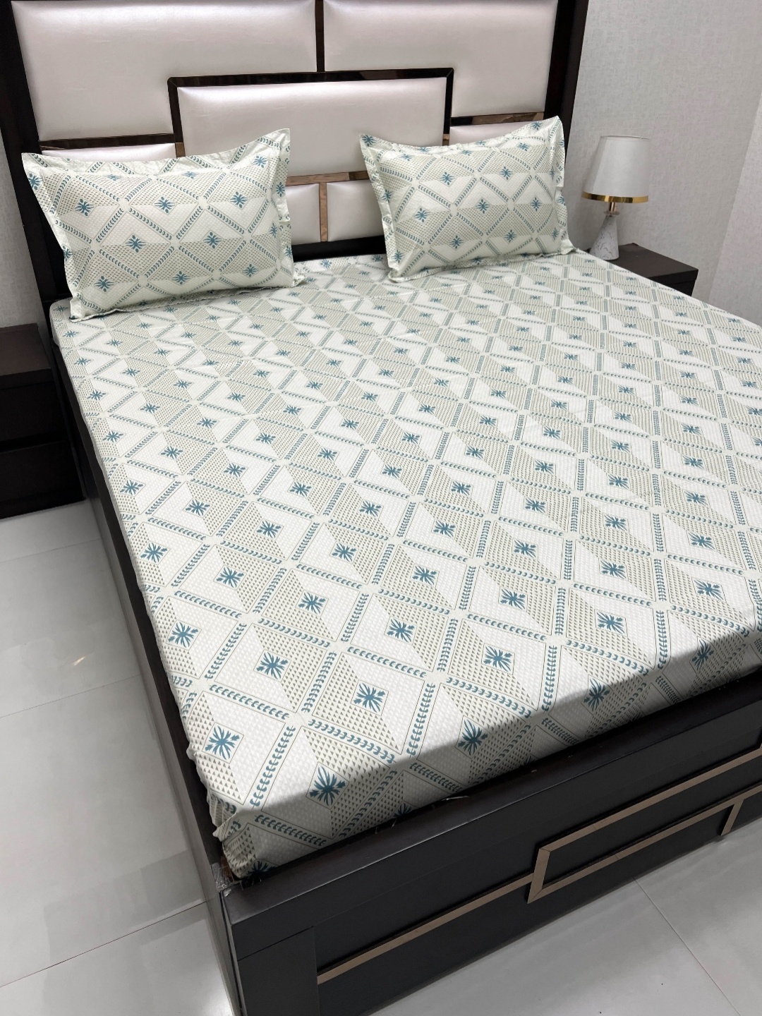 

Pure Decor Passion Green & White Ethnic Motifs 350 TC Queen Bedsheet With 2 Pillow Covers