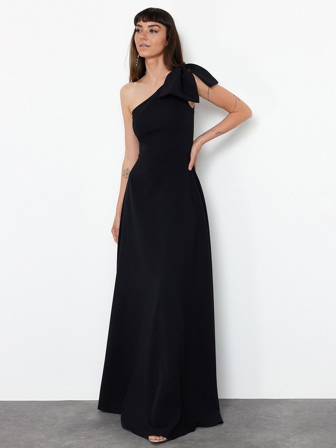 

Trendyol Maxi One Shoulder Bow Detail Solid Maxi Dress, Black