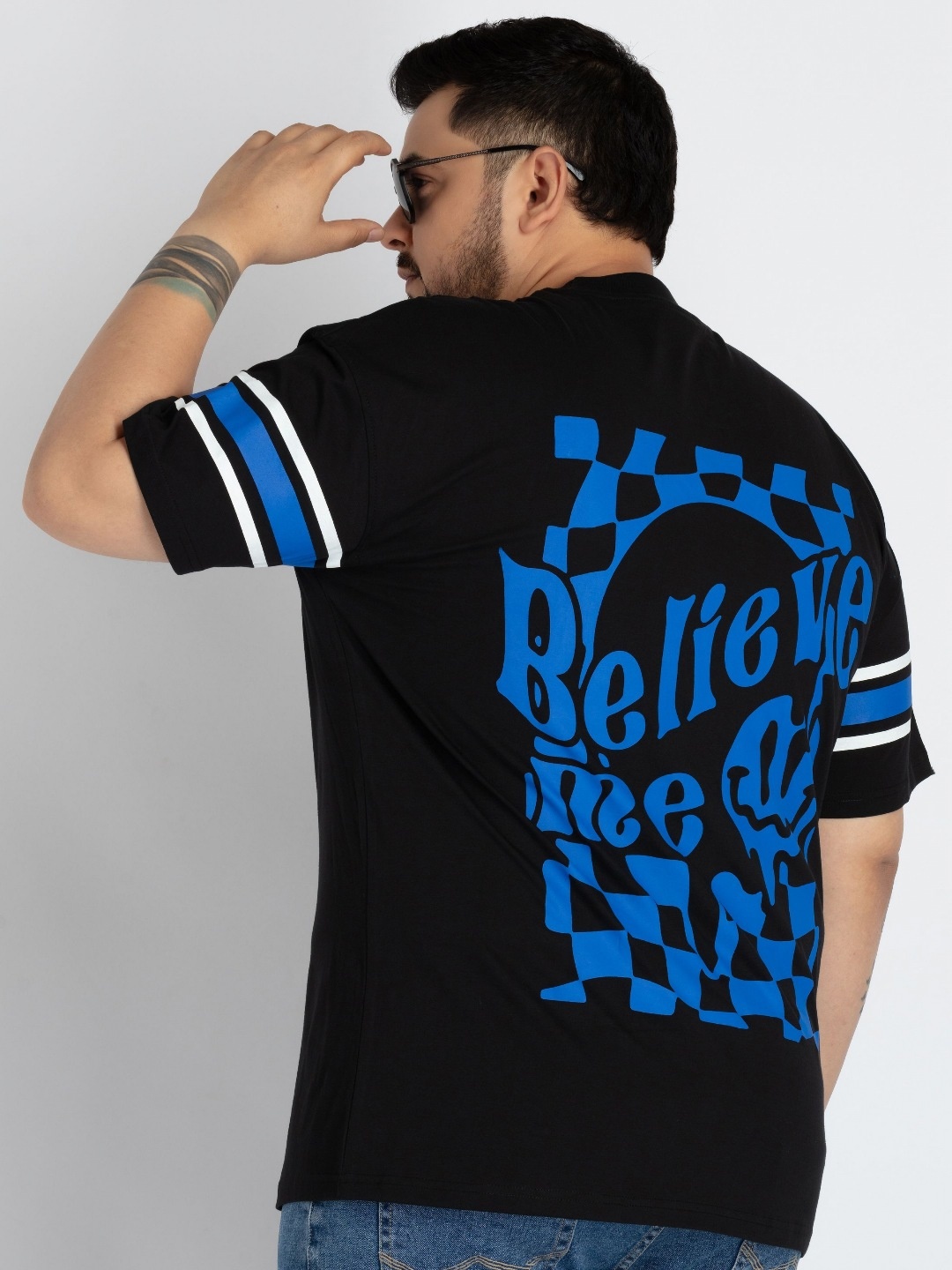 

UNSIZED Men Graphic Printed Round Neck Cotton T-shirt, Black