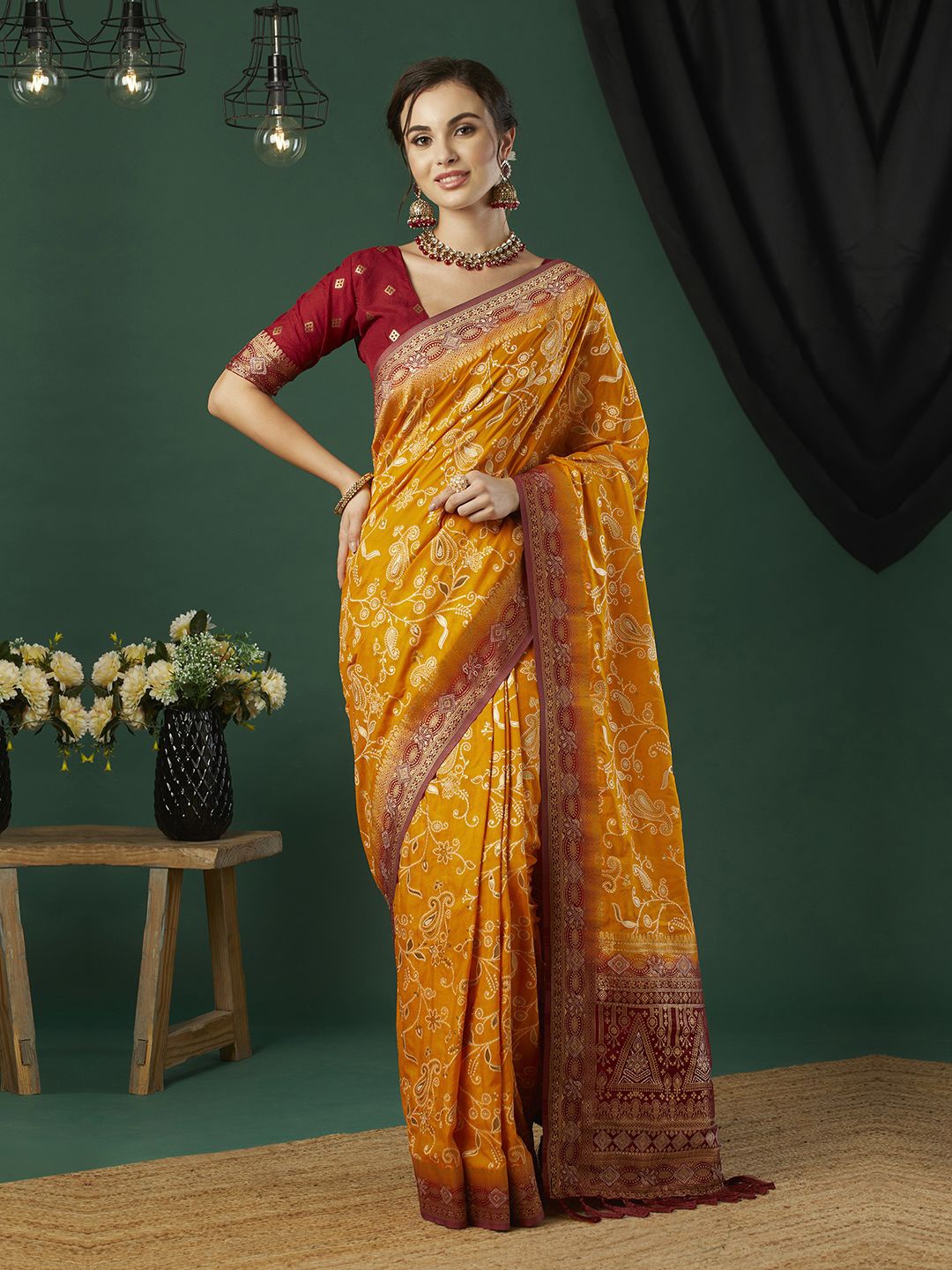 

KAYOMMI Woven Banrasi Jacquard Saree, Yellow