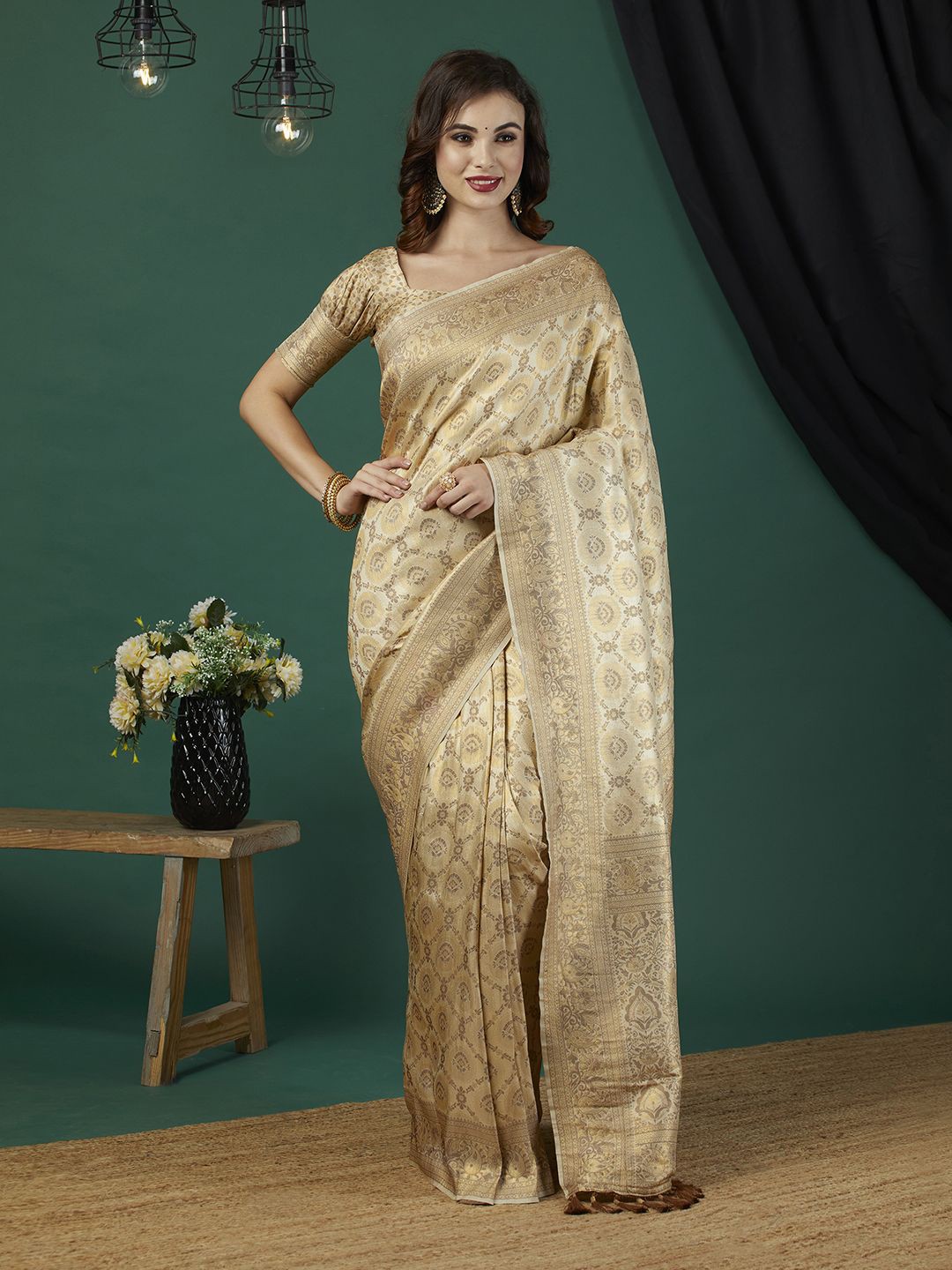

KAYOMMI Woven Design Zari Pure Silk Kanjeevaram Saree, Cream