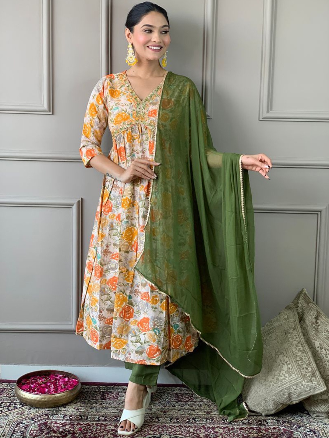 

KAUTIK FABRICS Floral Printed Anarkali Kurta with Trousers & Dupatta, Green