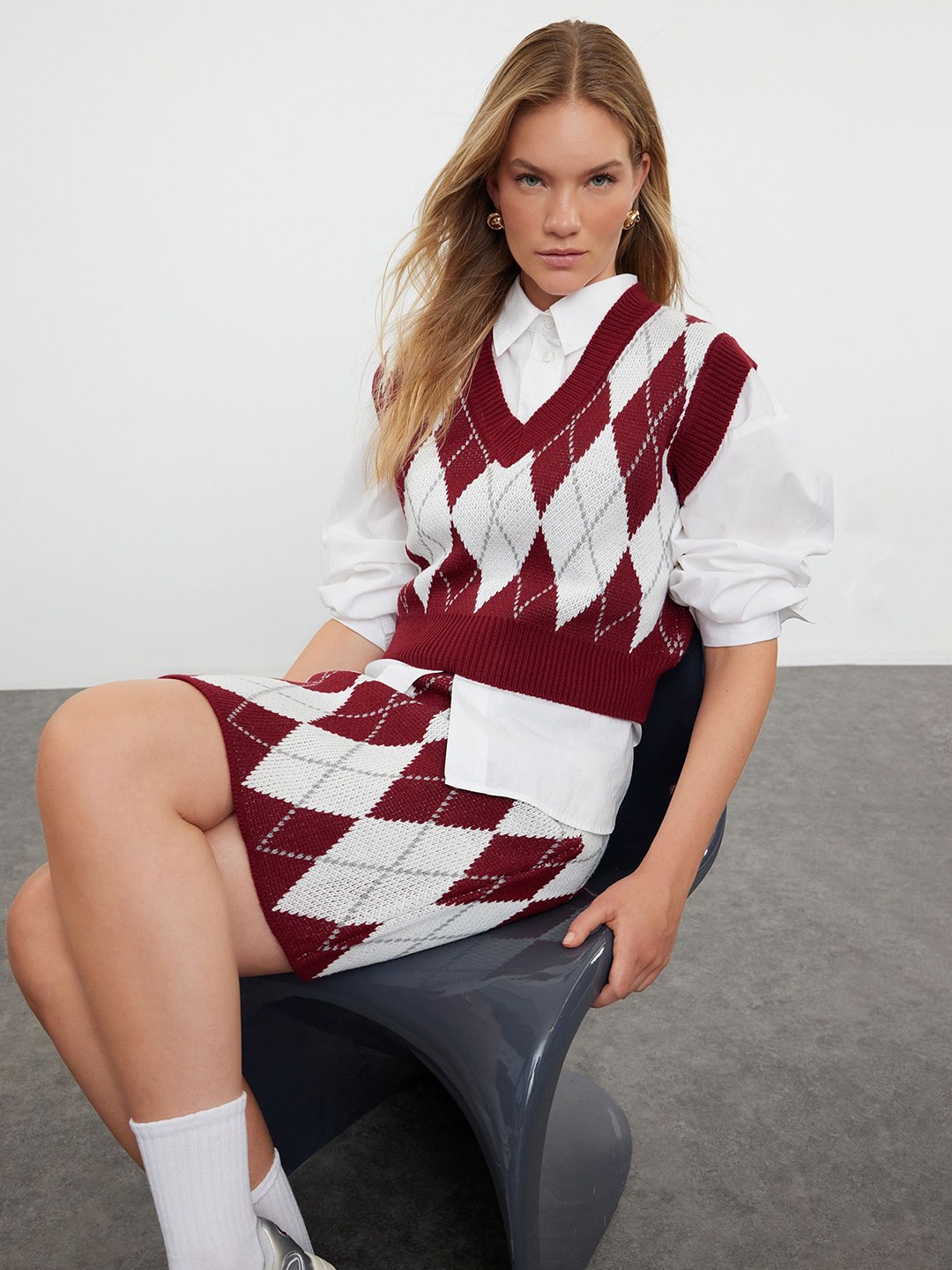 

Trendyol Colourblocked V-Neck Acrylic Sweater With Skirt, Burgundy