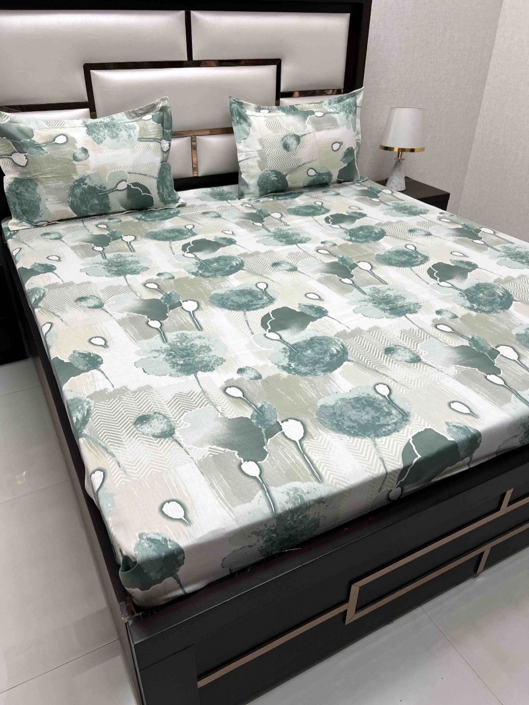 

Pure Decor Royal Velar Green Abstract 380TC Pure Cotton King Bedsheet With 2 Pillow Covers