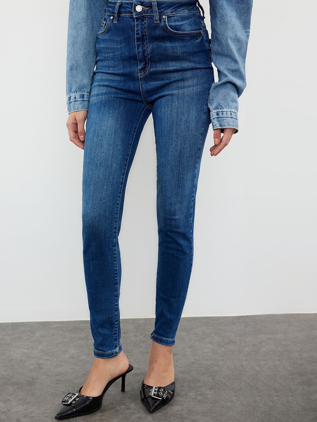 

Trendyol Women Solid Mid-Rise Light Fade Jeans, Blue