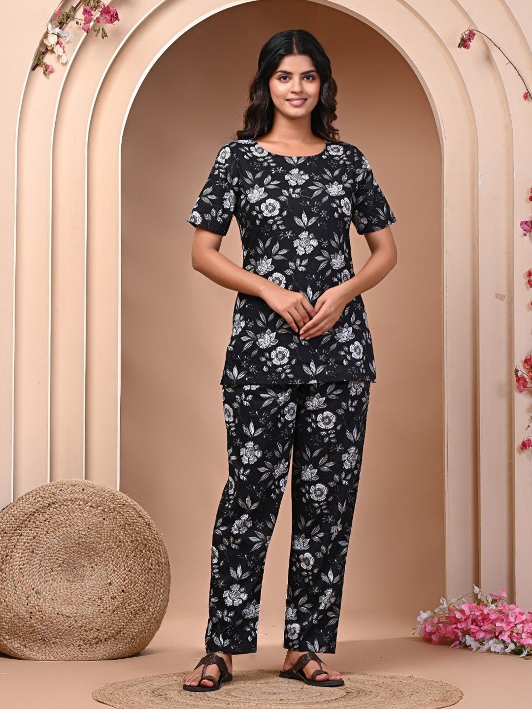 

Futra Gabha Women Floral Printed Pure Cotton Night Suit, Black