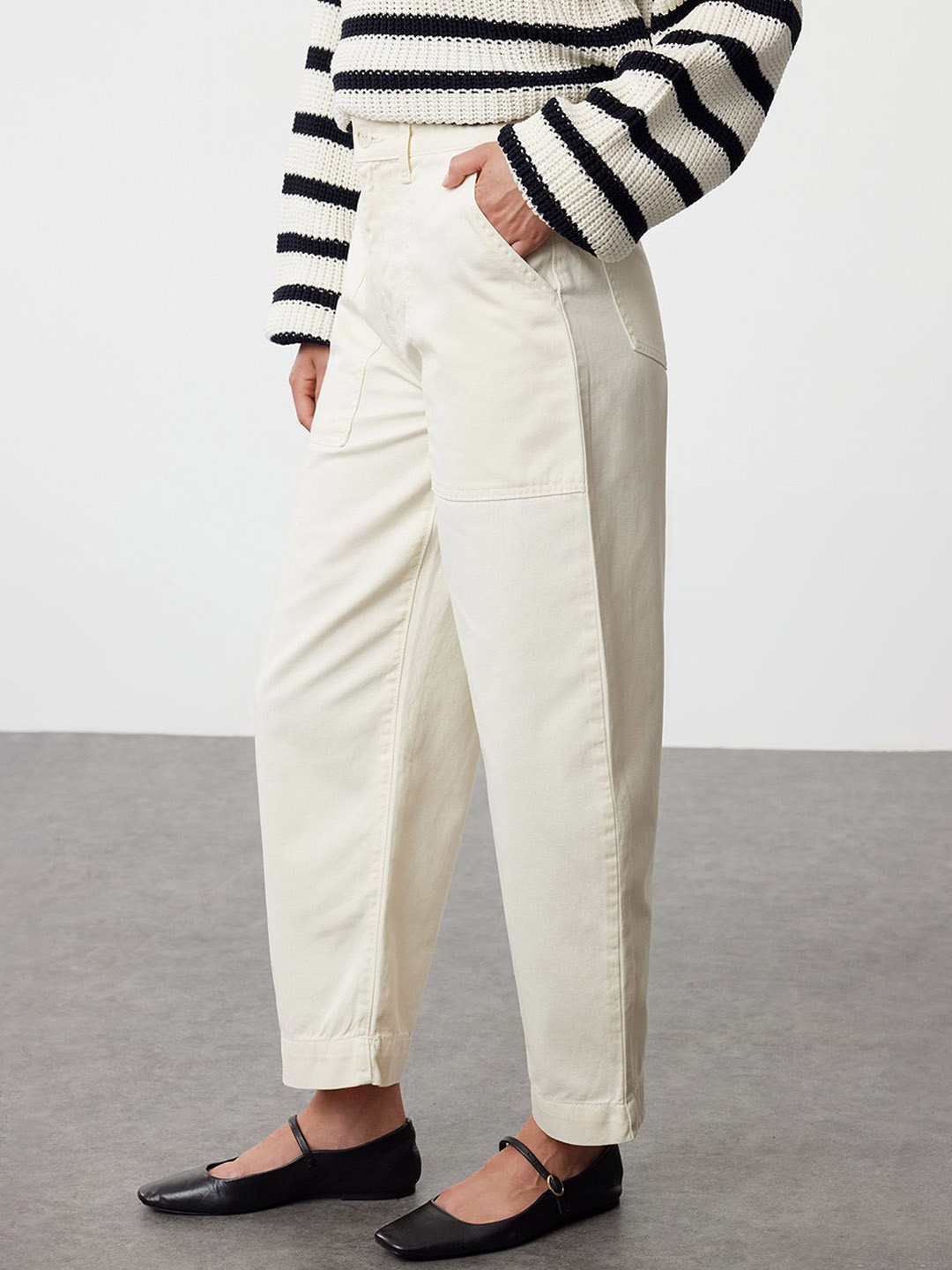 

Trendyol Women Solid Mid-rise Cotton Regular Slip-On Trousers, White