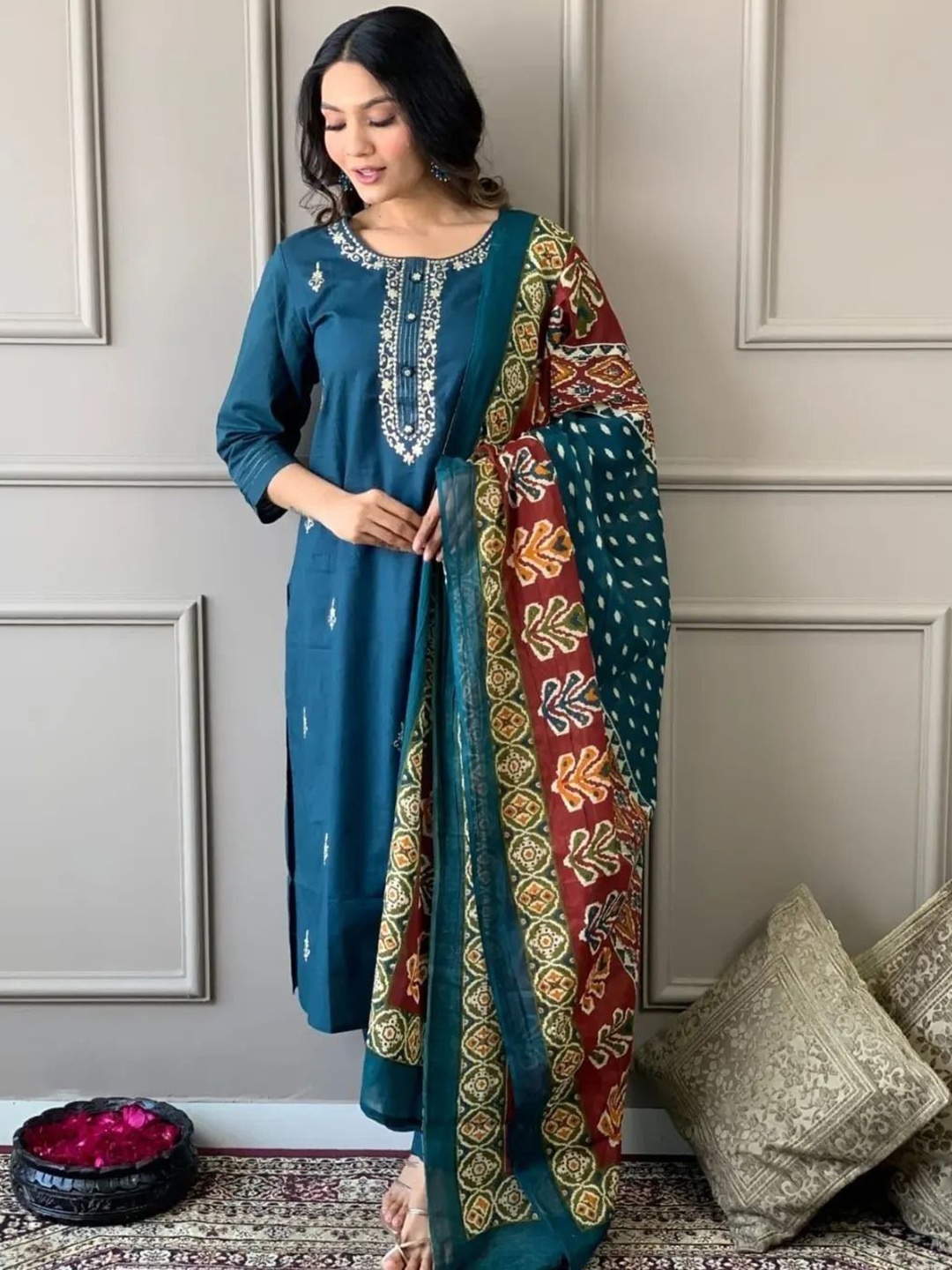 

CaniBani Floral Embroidered Thread Work Round neck Straight Kurta Set, Teal