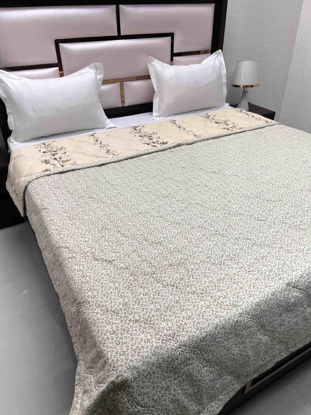 

Pure Decor Yellow & Green Floral Printed AC Room 210 GSM Reversible Double Bed Comforter