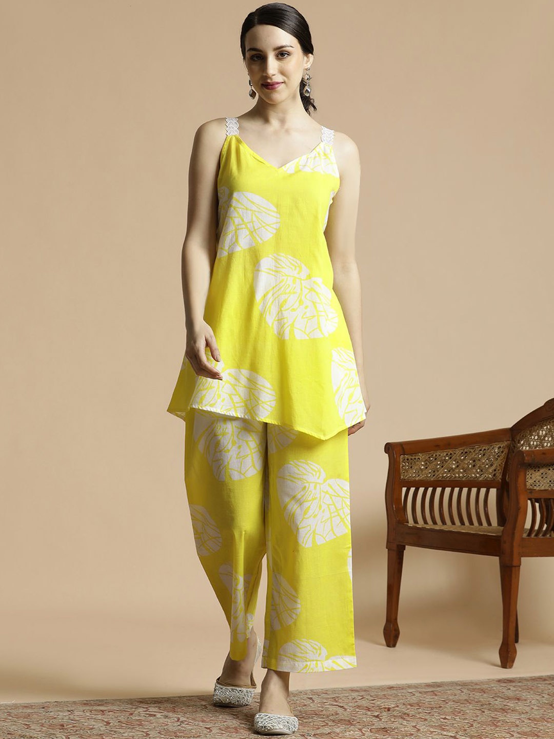 

Anouk Abstract Printed Sweetheart Neck Shoulder Straps Straight Kurta With Palazzos, Yellow