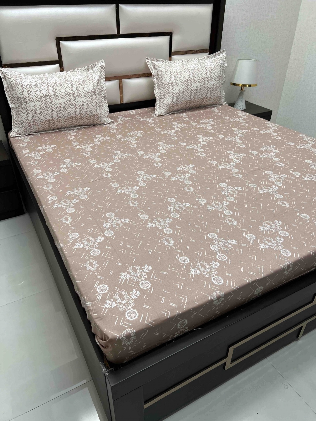 

Pure Decor Lifestyle Brown & White Floral King Bedsheet with 2 Pillow Covers