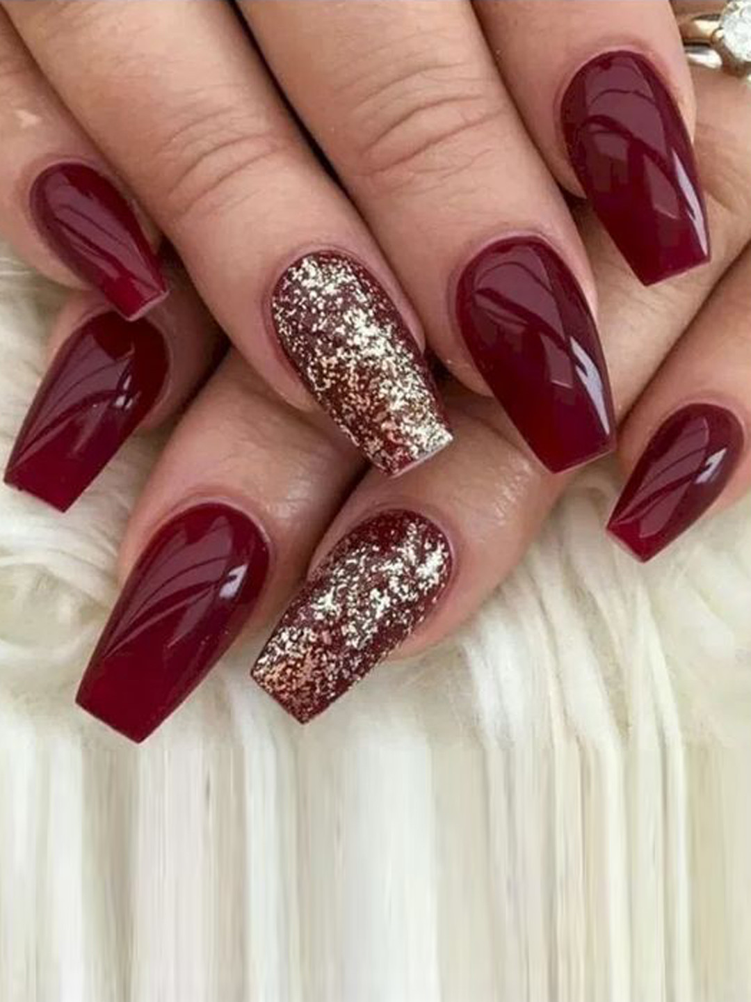 

The Pink Truck Set of 24 Artificial Reusable Nails With Glitter Design, Maroon