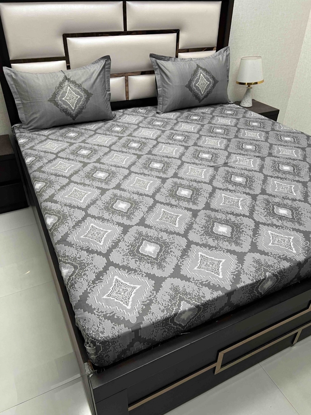 

Pure Decor Royal Majestic Grey Geometric 380TC Pure Cotton King Bedsheet & 2 Pillow Covers