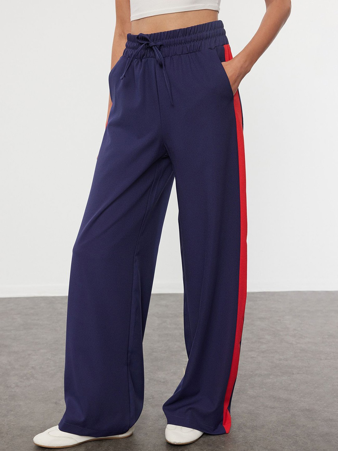 

Trendyol Women Trousers, Na