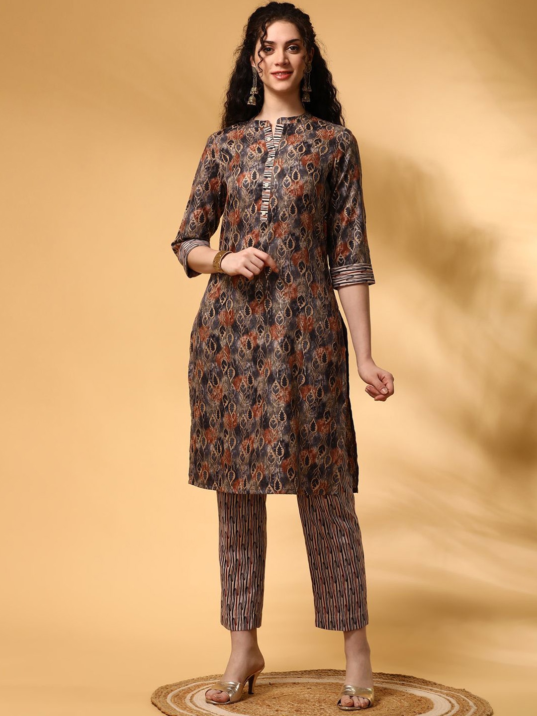

Anouk Floral Printed Mandarin Collar Straight Kurta With Trousers, Grey
