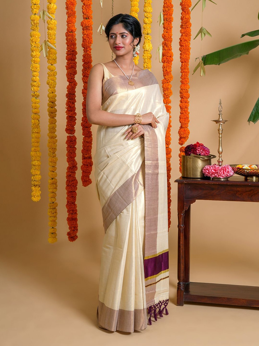 

TEEJH Solid Zari Tissue Kasavu Saree, Off white