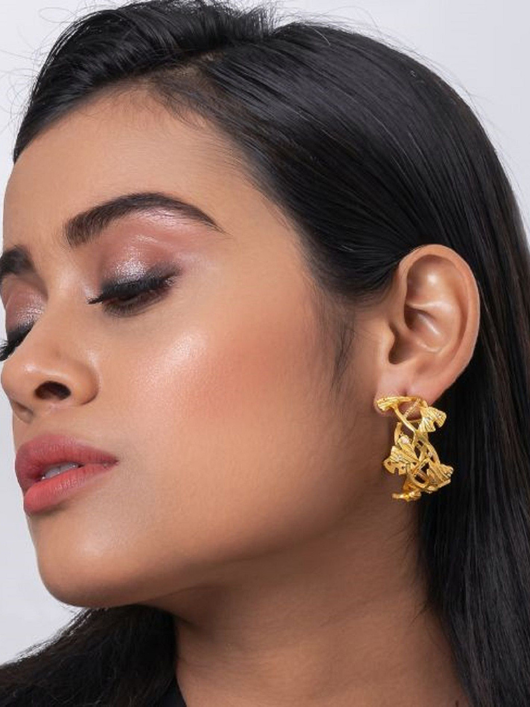 

PUTSTYLE Ginkgo Gold-Plated Crystals Studded Leaf Shaped Half Hoop Earrings