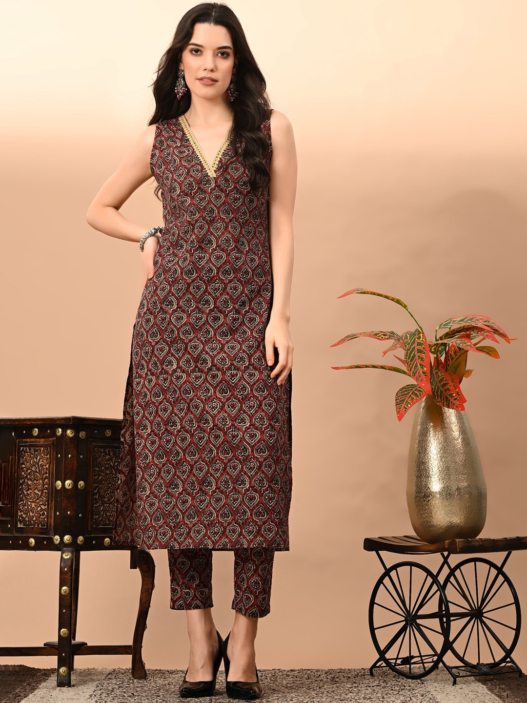 

LYCHNIS Floral Printed Regular Pure Cotton Straight Kurta with Trousers, Maroon