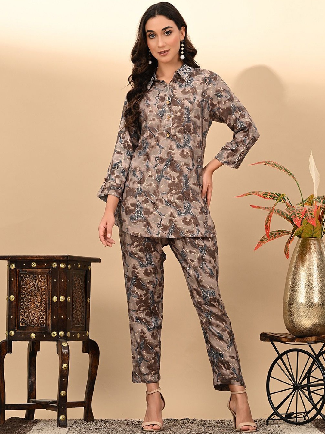 

RAJPUTANA CAMISA Printed Embroidered Shirt Collar Tunic With Trousers, Brown