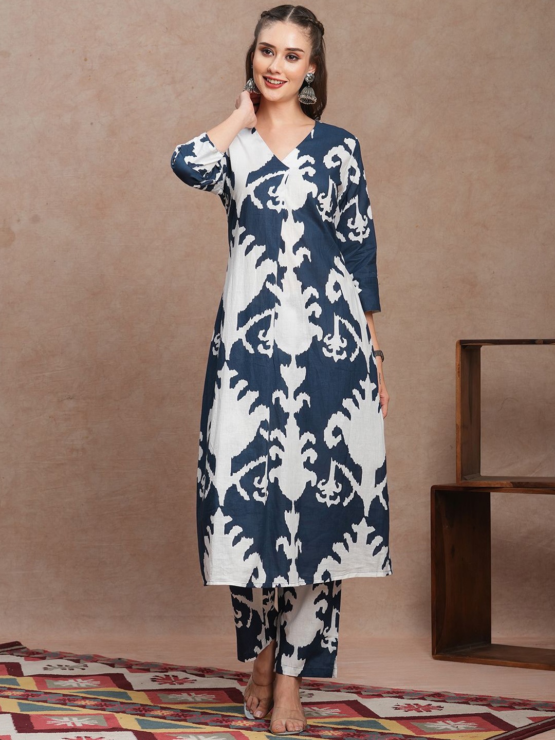 

FASHOR Ethnic Motifs Ikat Printed V-Neck Regular Kurta With Trousers, Blue