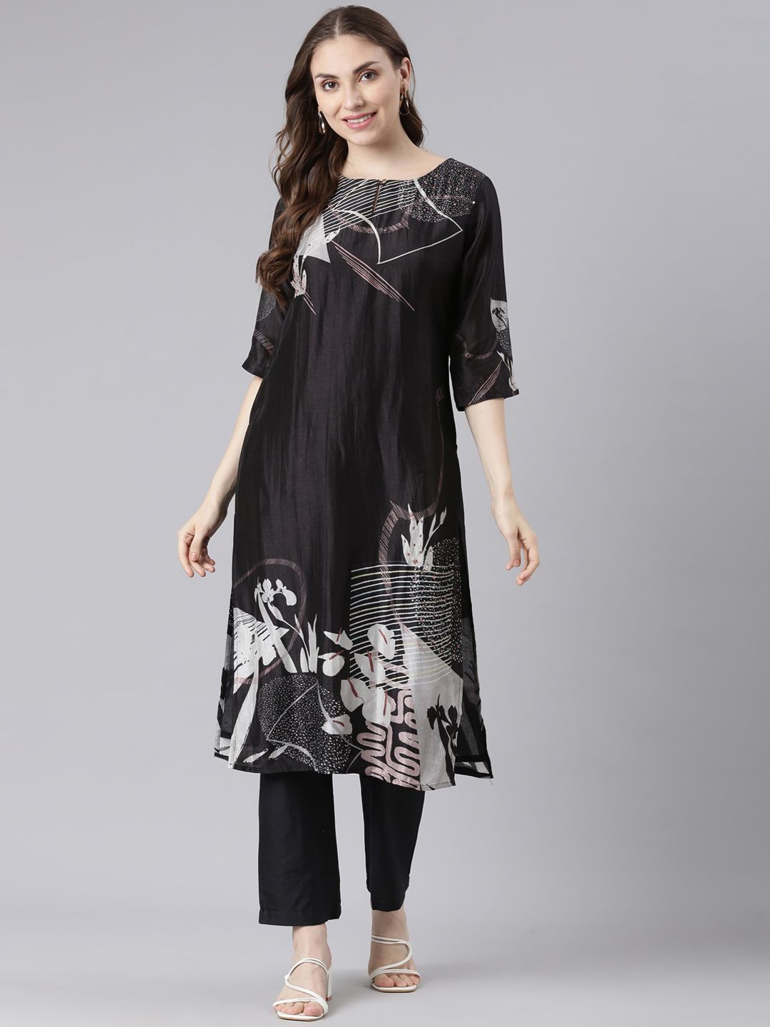 

Neerus Floral Printed Straight Kurta with Trousers, Black