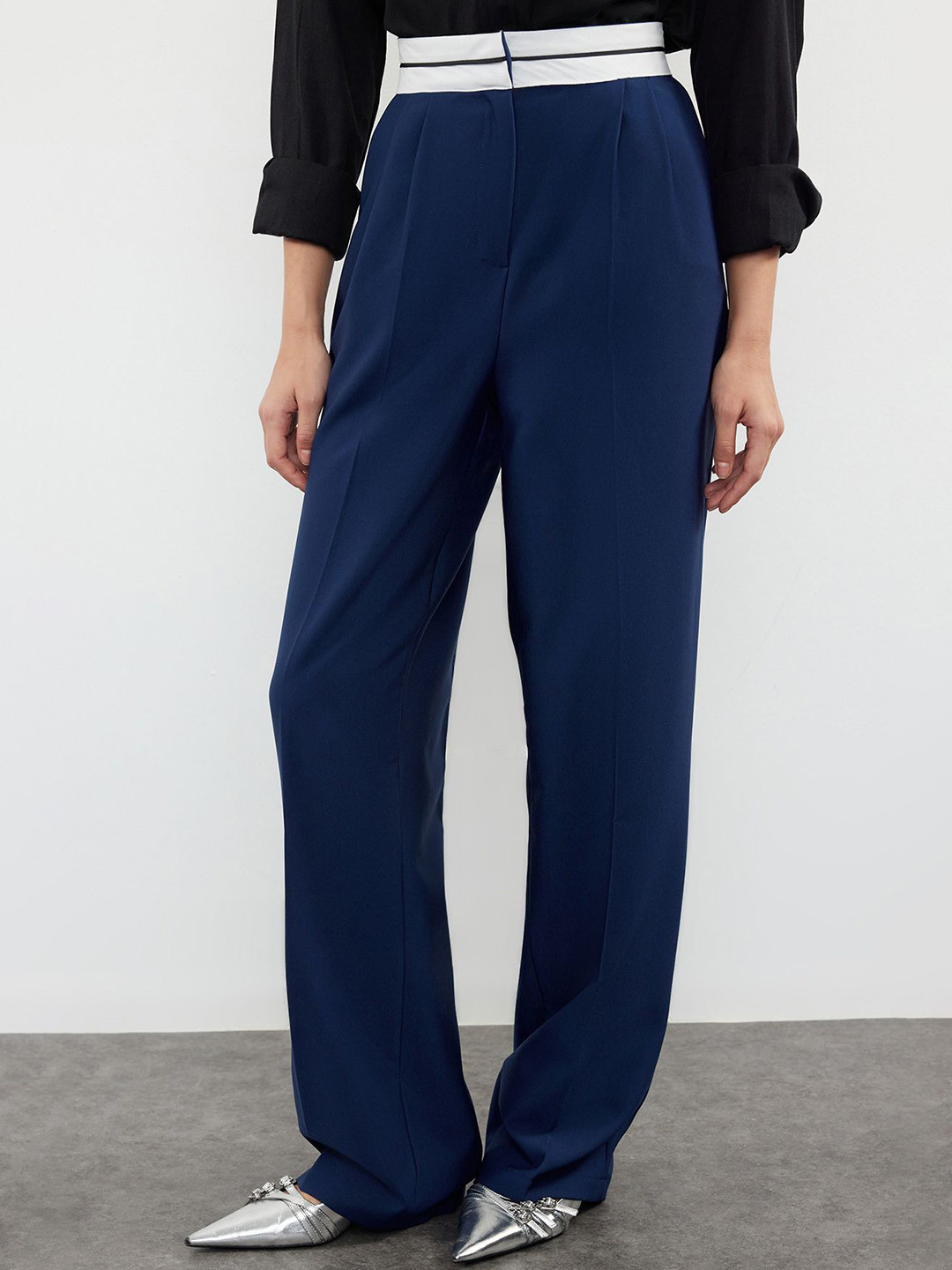 

Trendyol Women Solid Mid-Rise Regular Trousers, Na
