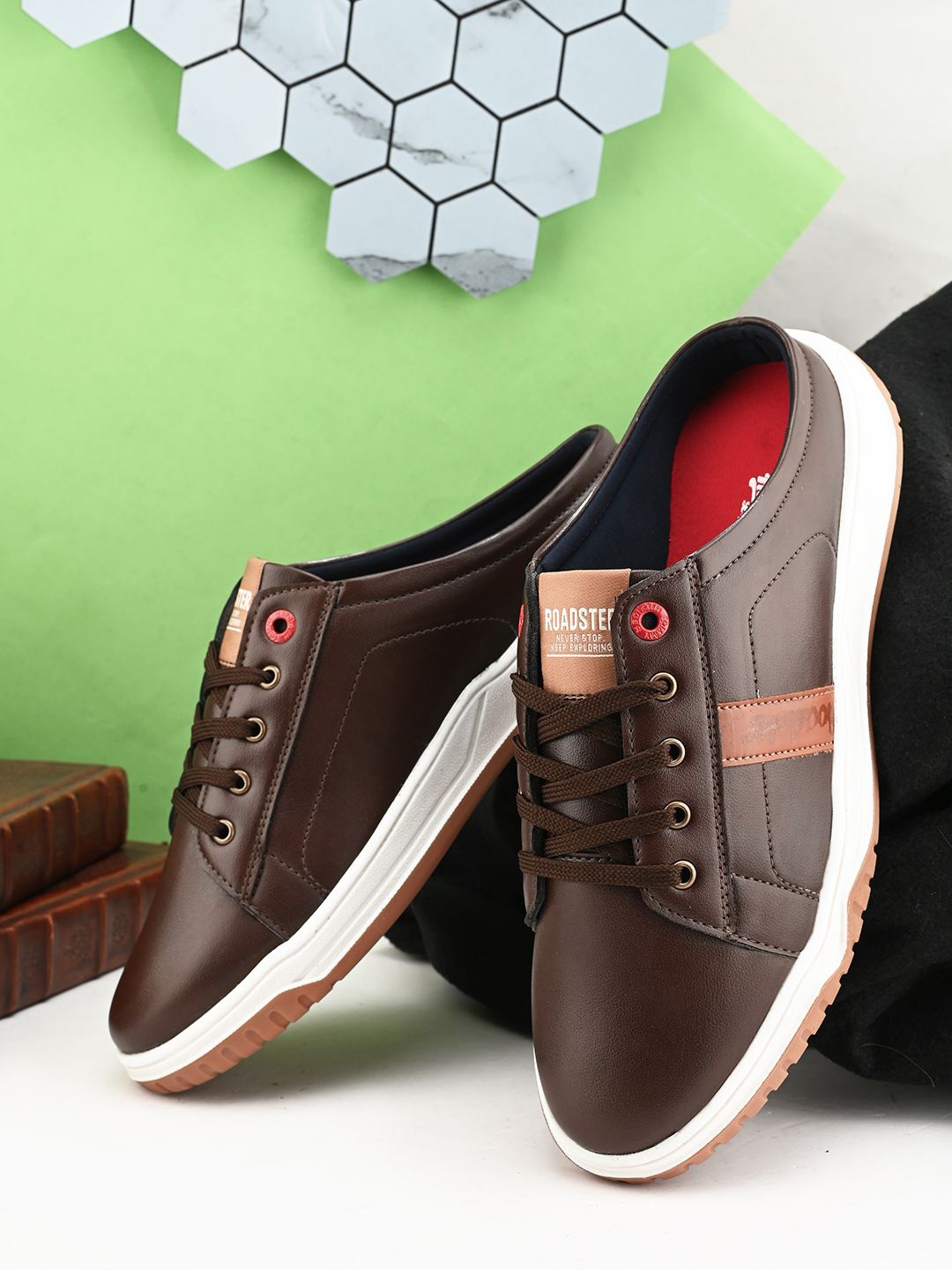 

The Roadster Lifestyle Co Men Lightweight Sneakers, Brown
