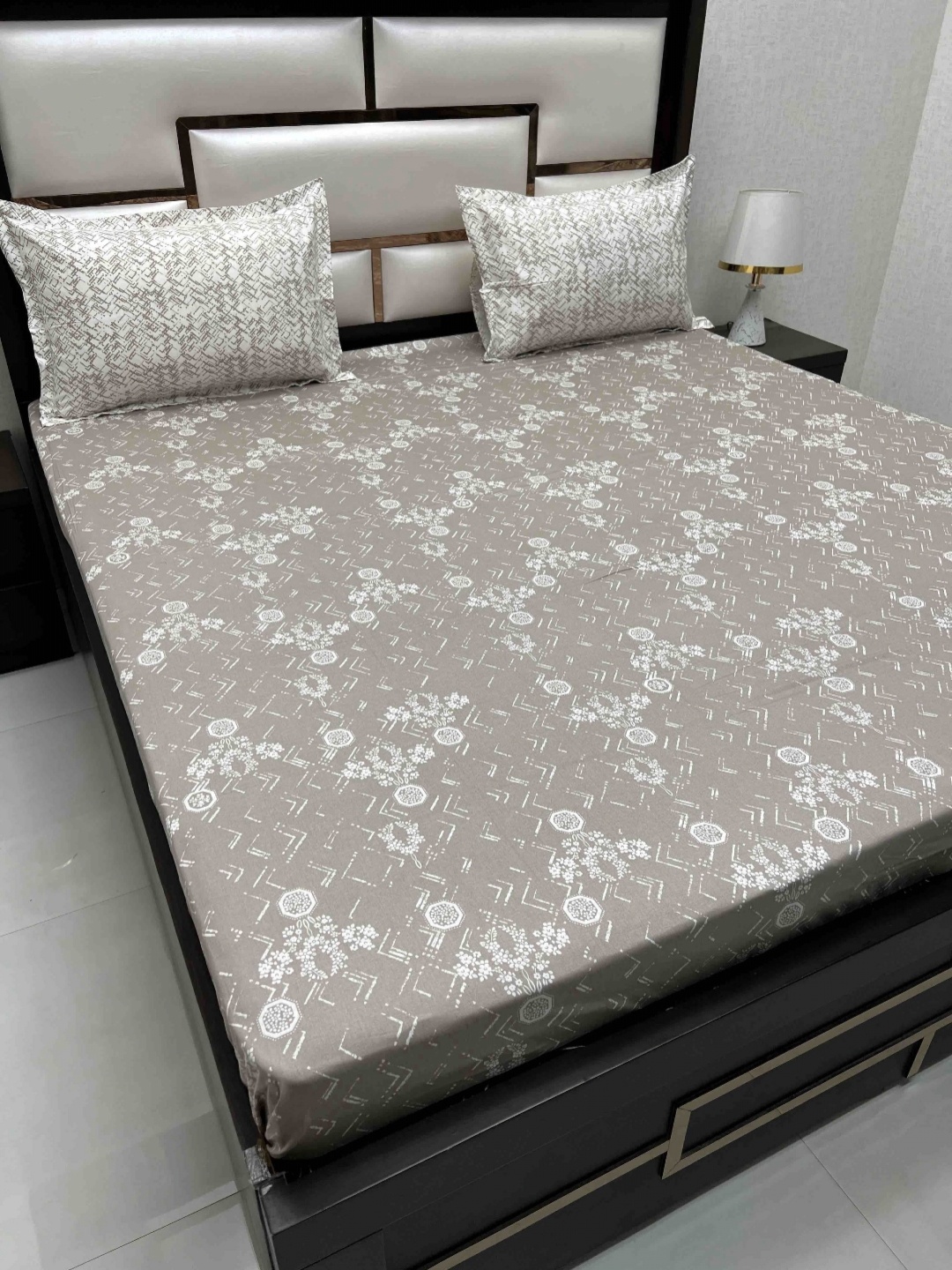 

Pure Decor Lifestyle Brown & White Floral King Bedsheet with 2 Pillow Covers