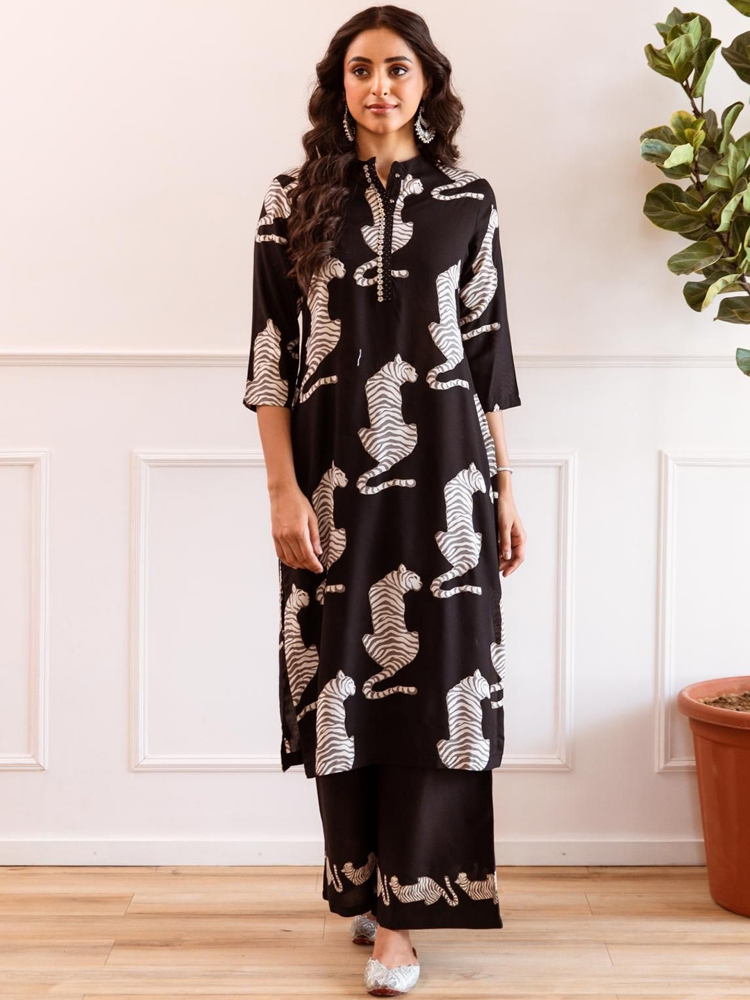 

Ishin Mandarin Collar Animal Printed Sequinned Straight Kurta with Palazzos, Black