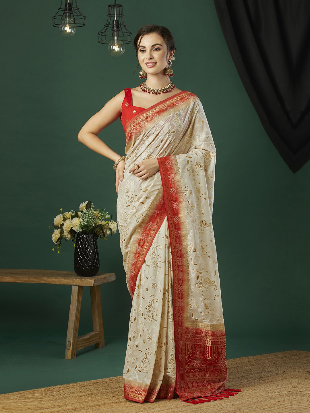 

KAYOMMI Banrasi Pure Georgette Jacquard Saree, White