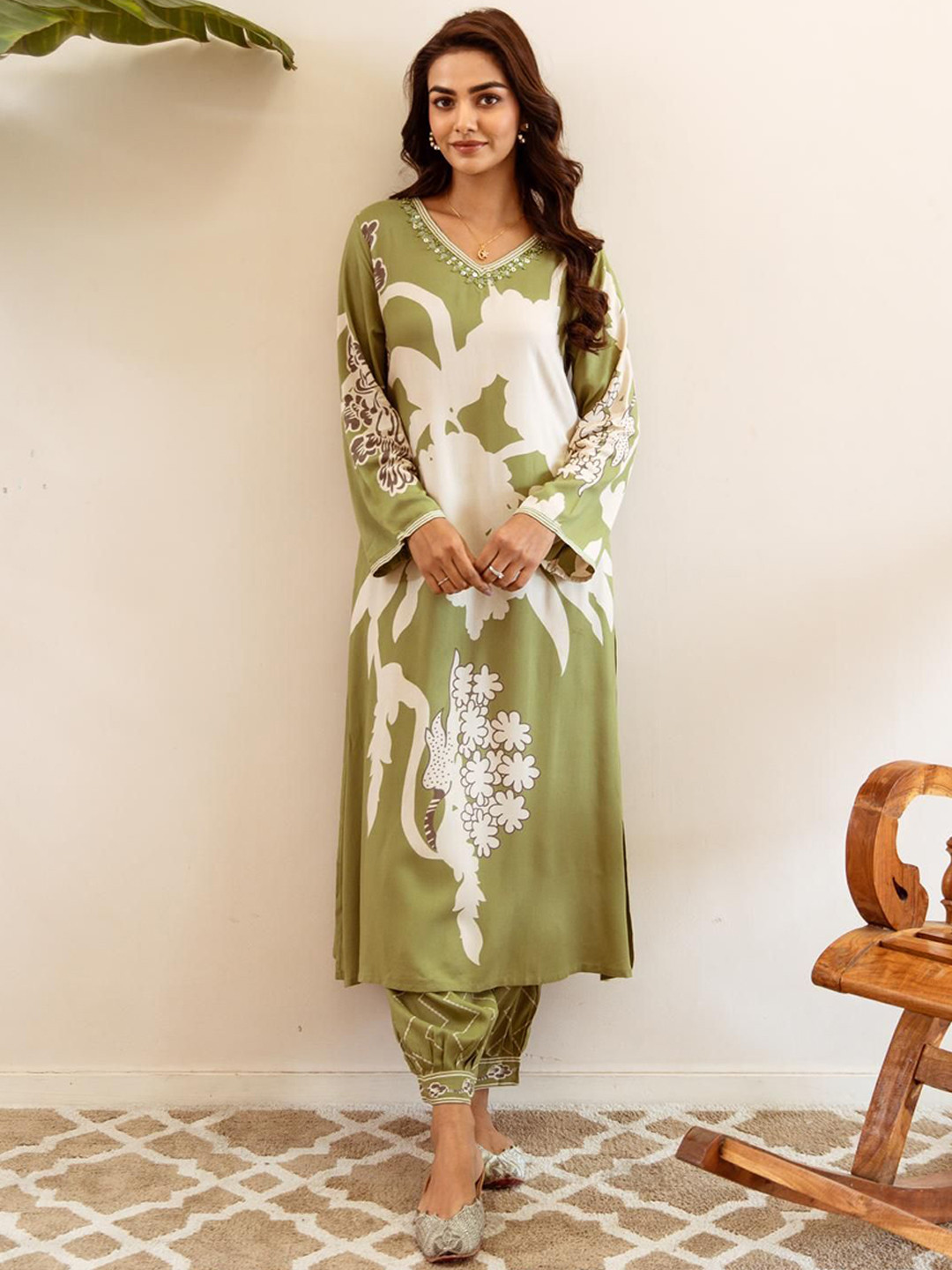 

Ishin Floral Printed Sequinned Kurta with Trousers, Green