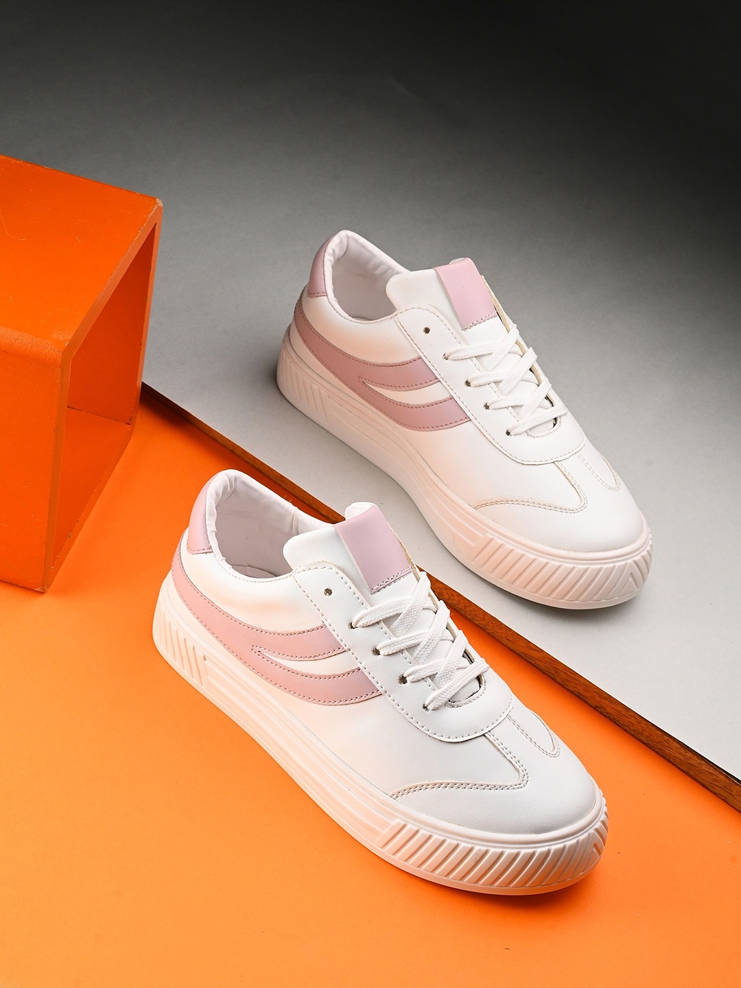 

DressBerry Women Faux Leather Casual Lace Up Sneakers, White