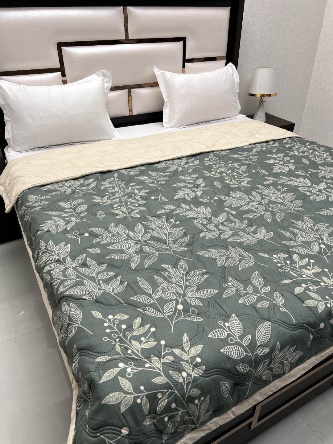 

Pure Decor Green & Beige Floral Printed AC Room 210 GSM Reversible Double Bed Comforter
