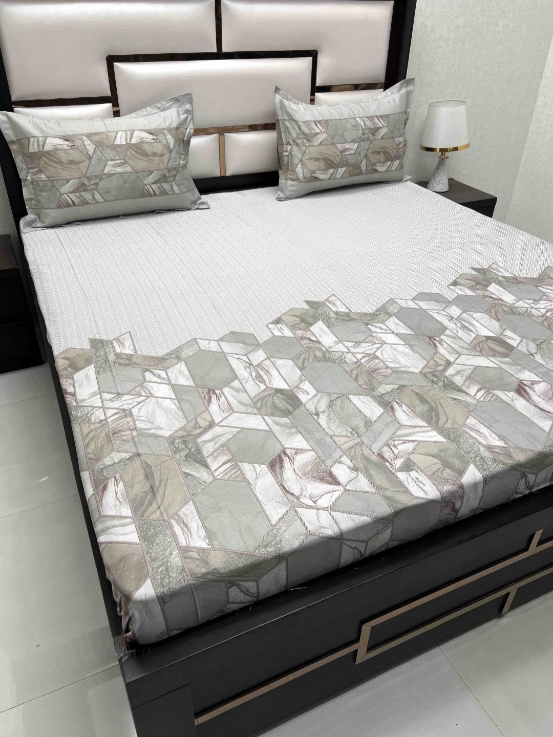 

Pure Decor Royal Majestic Green & Off White Geometric King Bedsheet with 2 Pillow Covers