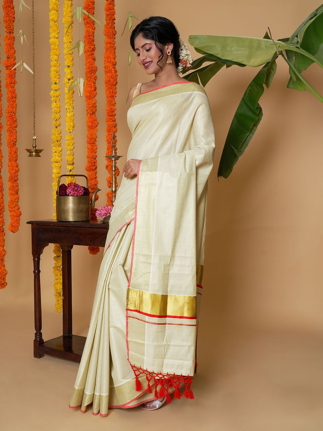 

TEEJH Zari Tissue Kasavu Saree, White